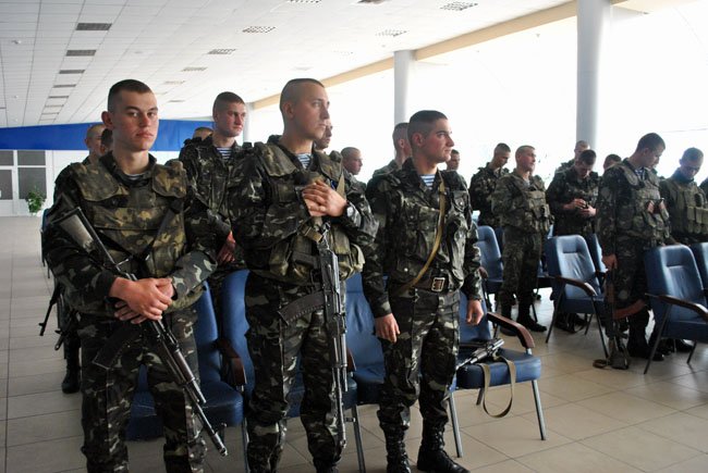 Украинские военные в луганском аэропорту