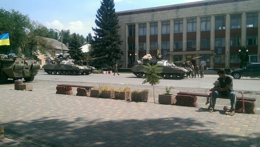 Украинские танки в центре Лутугино 31 июля